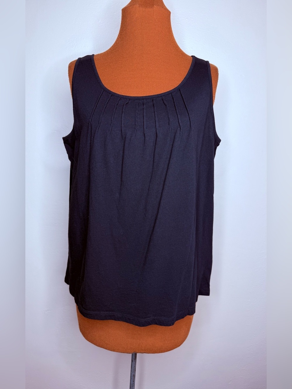 Jones New York Black Pleated Scoop Neck Tank Size Large
